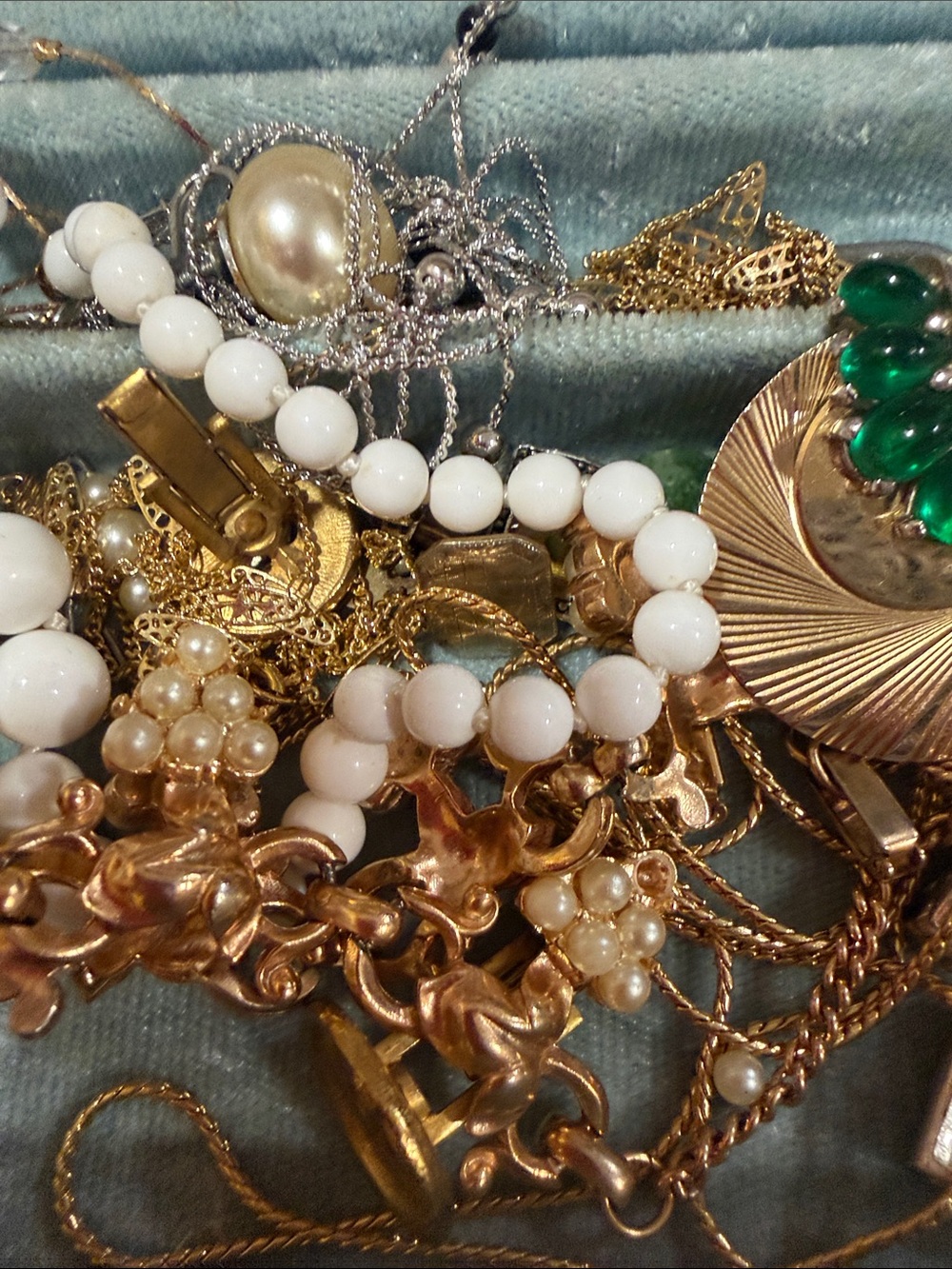 Vintage jewelry box with misc Sara cov jewelry. Cuff links and a Boucher pendant - Picture 5 of 7